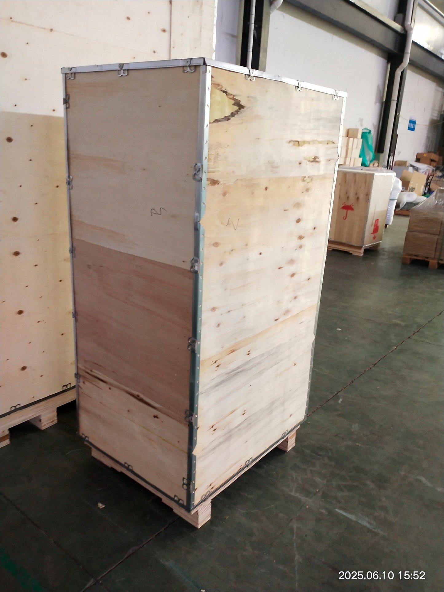 The_wooden_box_of_the_plasma_sterilizer_is_ready_for_transportation